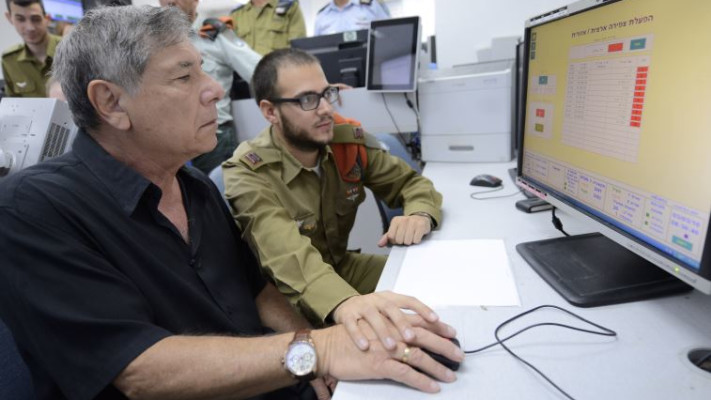 שורד השואה ד&quot;ר זאב הרץ פולמן מפעיל את הצפירה, הבוקר. צילום: דובר צה&quot;ל