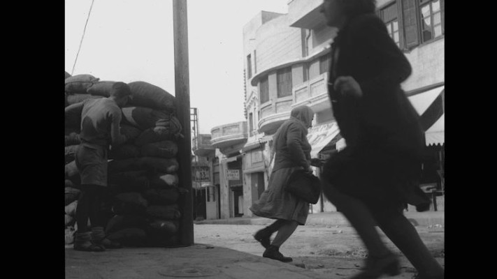 תושבי תל אביב בורחים מירי צלפים מיפו. צילום: הנס פין, לע&quot;מ