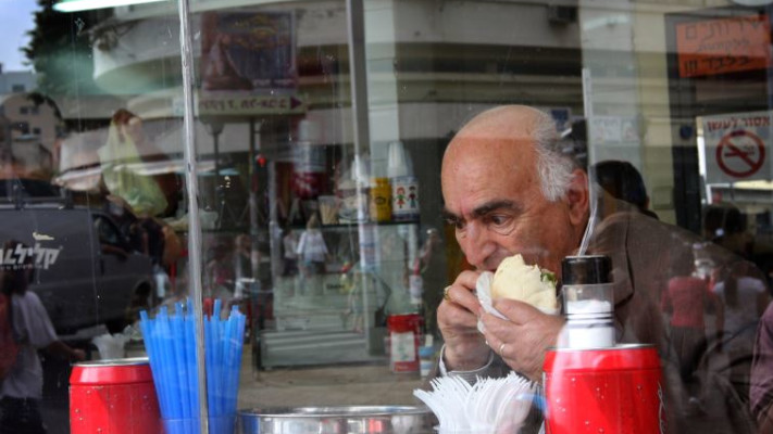 גבר אוכל פלאפל בתל אביב. צילום: פלאש 90