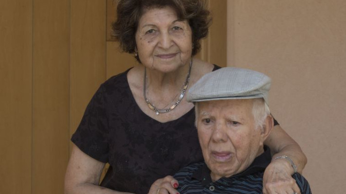 מאיר ורינה לוי. &quot;פתאום אני רואה רומניות בחזיות, ילדים תימנים מוציאים כינים, הגענו ממרוקו, ארץ מערבית, לא הכרנו כאלה דברים&quot;. צילום: יוסי אלוני