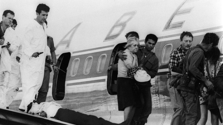 חילוץ חטופי מטוס הסבנה. צילום: רון אילן, לע&quot;מ