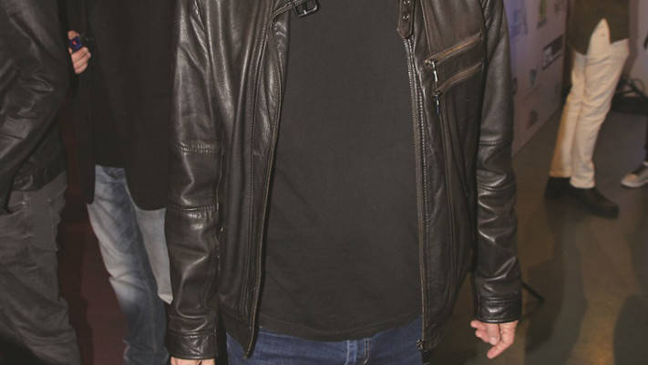 סובב במשך שעות כפתורים של רדיו. האח ארז טל. צילום: אור גפן