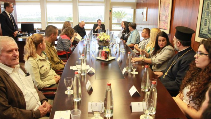 האב גבריאל נדאף ורונה רמון משוחחים בפגישת מדליקי המשואות בכנסת. צילום: דוברות הכנסת