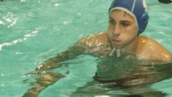 היה עטור פרסים. רהב ז&quot;ל כשחקן כדור מים. צילום באדיבות עמוד הפייסבוק &quot;לזכרו של בר רהב ז&quot;ל&quot;