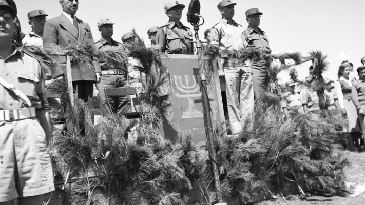 הרמטכ&quot;ל הראשון יעקב דורי נושא נאום לכבוד יום העצמאות הראשון. צילום: באדיבות הארכיון הציוני