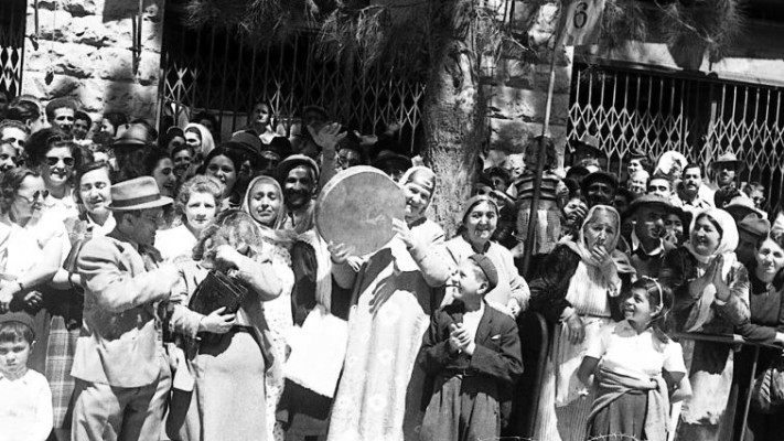 קהל במצעד בירושלים, יום העצמאות הראשון. צילום באדיבות הארכיון הציוני