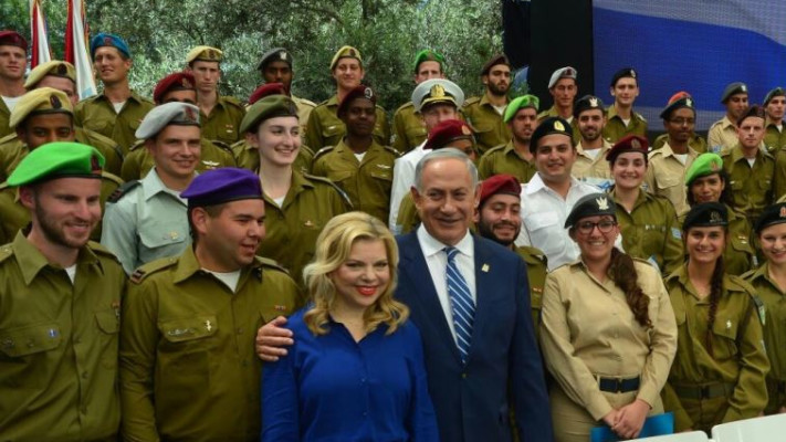בני הזוג נתניהו עם החיילים המצטיינים בתום הטקס. צילום: קובי גדעון, לע&quot;מ