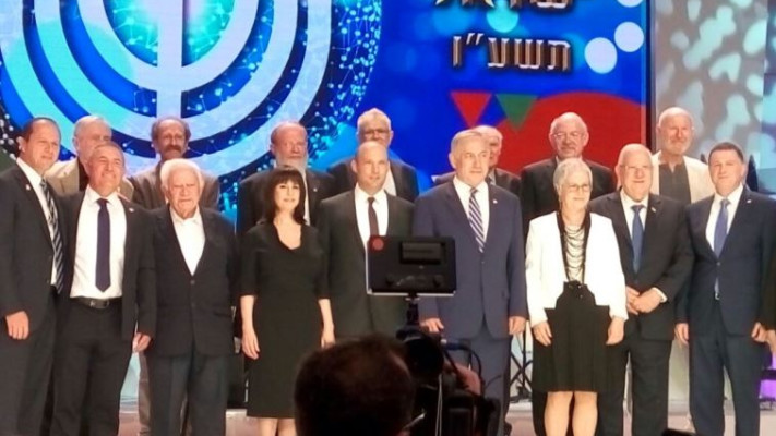 הזוכים בתמונה קבוצתית. צילום: עמותת עלה