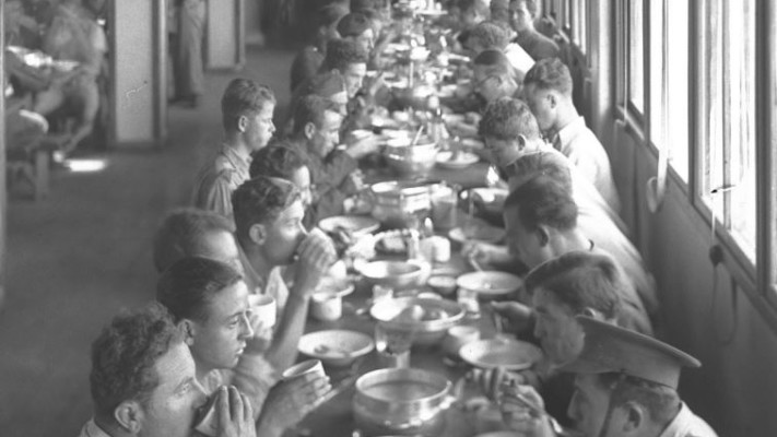 חדר אוכל בעין חרוד, 1938. צילום: זולטן קלוגר, לע&quot;מ