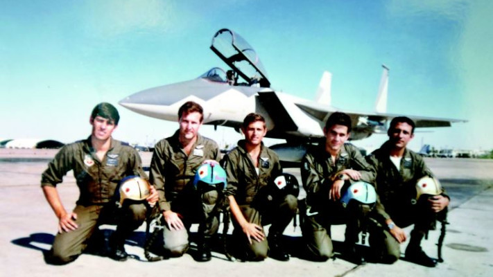 החמישיה עם המטוס, בימים ההם