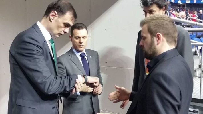 בכירי הקבוצות מנסים את החישנים של AGT. צילום: יח&quot;צ