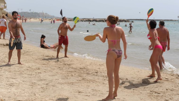 שרב בחופי תל אביב. צילום: אבשלום ששוני 