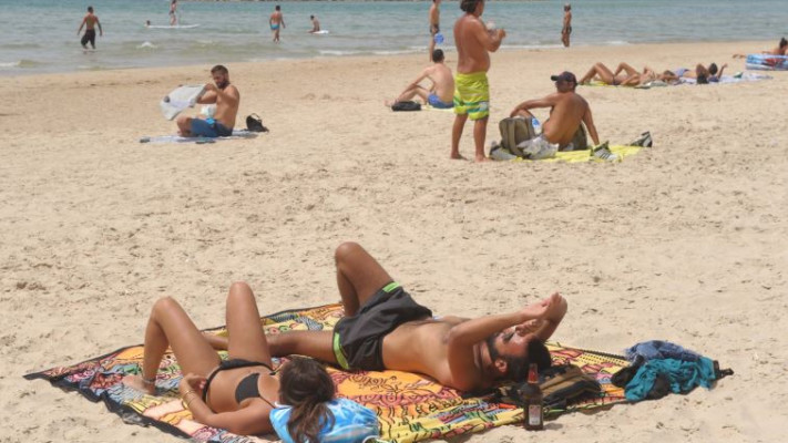 מוצאים מפלט בחופי תל אביב. צילום: אבשלום ששוני