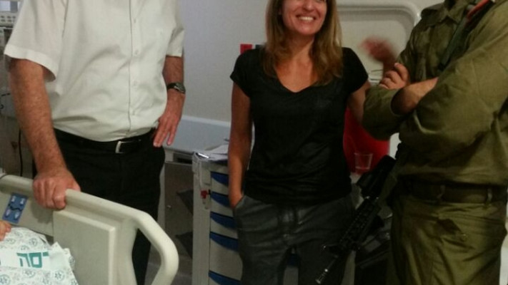 מימין: מפקדו של שחר רודיטי, אמו איילת רודיטי ושר הביטחון משה