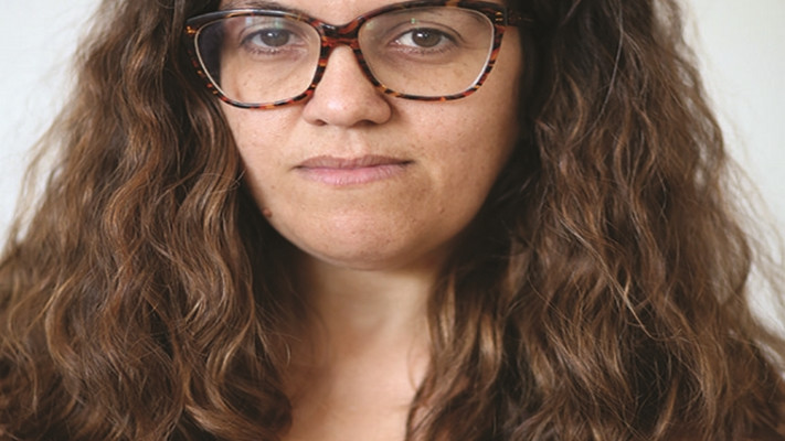 &quot;הקיבוצים והמושבים קוראים לעצמם 'ההתיישבות העובדת'. בעיניהם, מי שבעיר ובעיירות פיתוח לא עובד, יושב רגל על רגל&quot;. יעל בן יפת