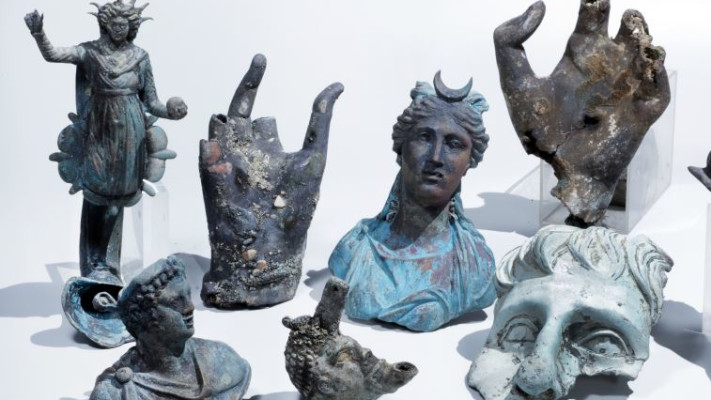 ממצאי הברונזה הנדירים שנתגלו בקיסריה. צילום: קלרה עמית, באדיבות רשות העתיקות