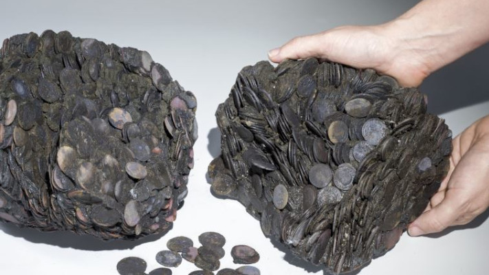 גושי המטבעות שנתגלו בים. צילום: קלרה עמית, באדיבות רשות העתיקות