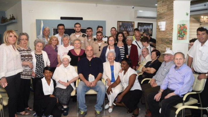 רון קופמן וניצולי השואה בעת קבלת הפרס