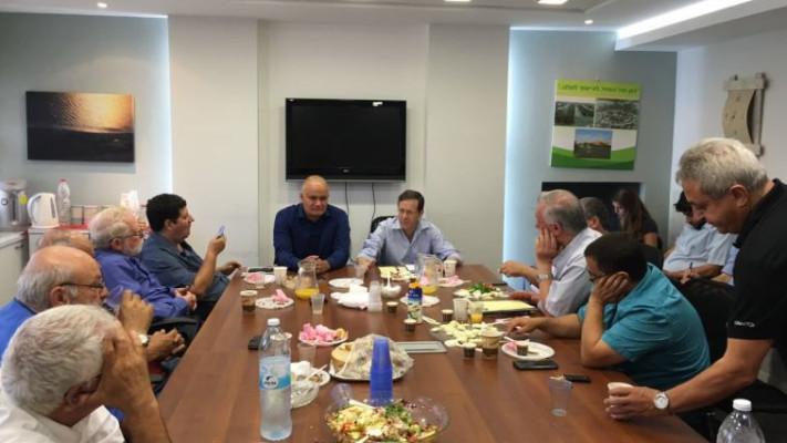 יצחק הרצוג בפגישה עם בכירי הקיבוצים והמושבים, הבוקר