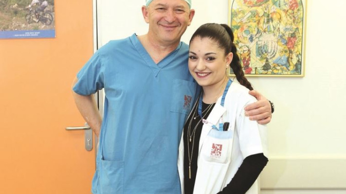 נופר עם פרופ' אידלמן. &quot;דוגמה ניצחת שזה אפשרי&quot;. צילום: פיוטר פליטר