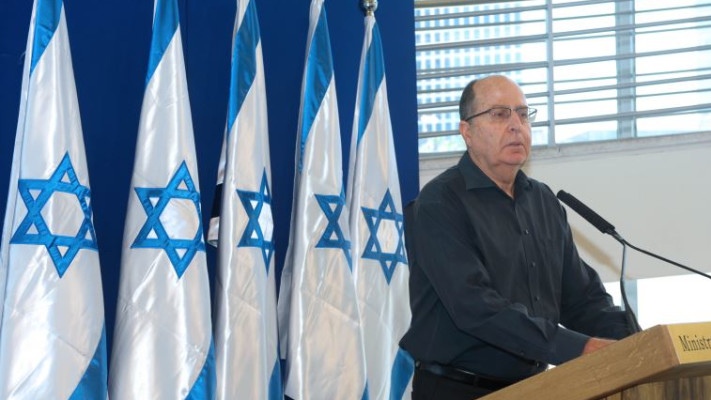 משה יעלון במהלך ההודעה על עזיבתו, היום בקריה. צילום: אבשלום ששוני