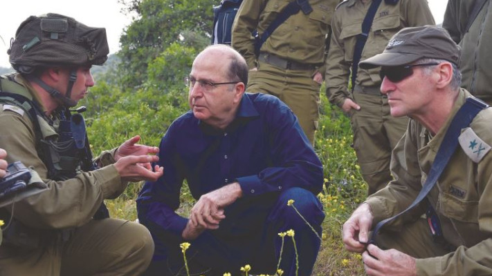 היה מועמד מוביל לרמטכ&quot;לות. גולן יחד עם שר הביטחון לשעבר משה יעלון, צילום: אריאל חרמוני, משרד הביטחון