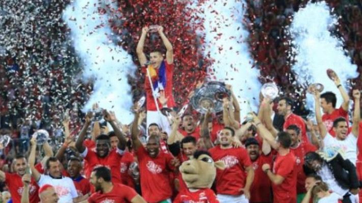 חגיגות האליפות של הפועל ב&quot;ש על המגרש, אמש. צילום: ערן לוף