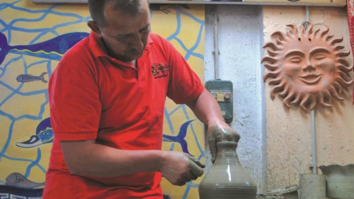 הכנת כדים בפסיכרו. צילום: מיטל שרעבי