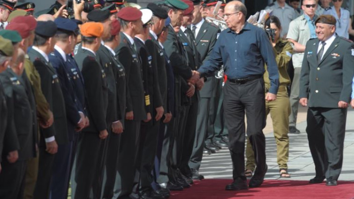 ישוב לפוליטיקה? משה יעלון נפרד מחיילי משרד הביטחון. צילום: אריאל חרמוני