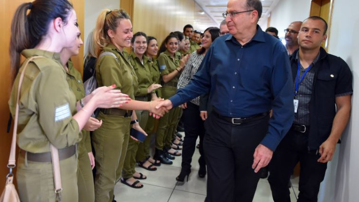 בעקבות שר הביטחון המתפטר. משה יעלון נפרד מחיילי משרד הביטחון. צילום: אריאל חרמוני