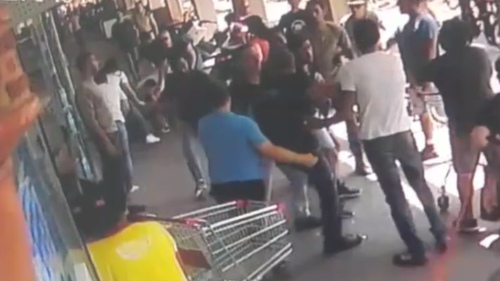 טטה בין שוטרים לאזרח שסרב להזדהות. צילום מסך