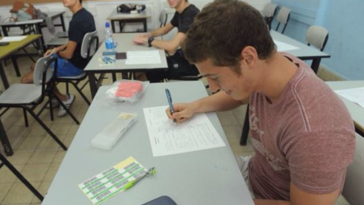 בחינת בגרות במתמטיקה. למצולם אין קשר לכתבה