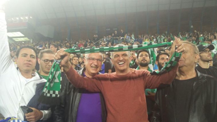 השר כחלון שמח אחרי הזכייה בגביע. צילום: יח"צ