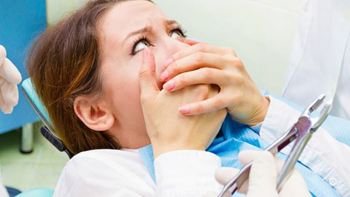 fotolia :שתה בקבוק וודקה והחל לטפל בלקוחות. אילוסטרציה