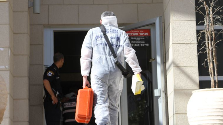 חוקרי המז&quot;פ בזירת הרצח הכפול בראשל&quot;צ. צילום: אבשלום ששוני