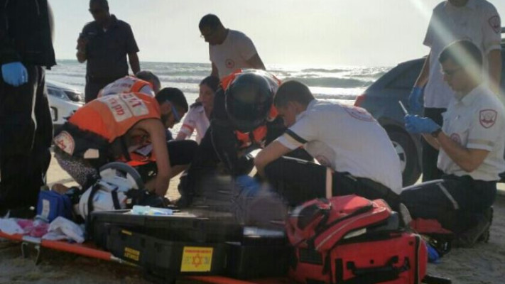 פעולות ההחייאה בחוף בנתניה. צילום: דוברות מד&quot;א השרון