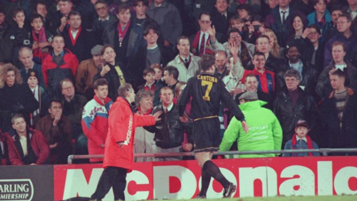 שחקן ללא פתיל. קאנטונה רב עם אוהד קריסטל פאלאס. צילום: GETTY IMAGES