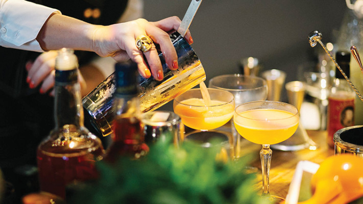 קוקטיילים מתוחכמים שמוגשים בפרזנטציות שונות. להיטי החתונות. צילום: ניר עמוס