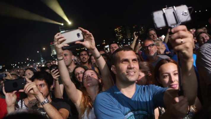ים של סלולריים. צופים בהופעה של אלטון ג'ון בישראל. צילום: נתי שוחט, פלאש 90