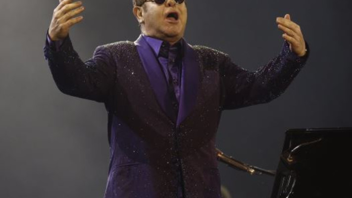 אלטון ג'ון - לא חסך מלנון ביקור