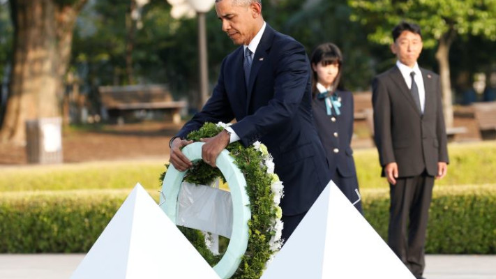 הנשיא אובמה מניח זר באנדרטה לזכר הרוגי פצצת האטום בהירושימה