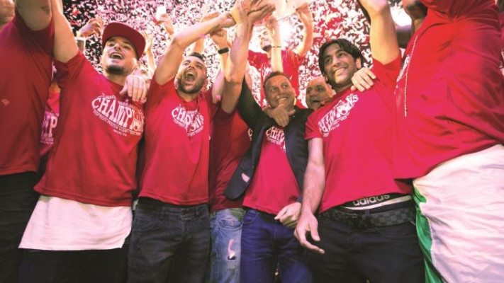 &quot;שנים נהגנו לשמוע 'תל אביב, תל אביב, תל אביב'&quot;. השחקנים עם צלחת האליפות. צילום: דיאגו מיטלברג
