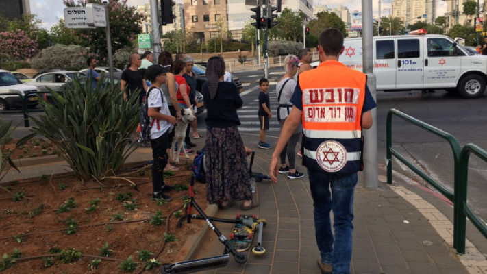 תאונה של רכב וקורקינטים בגבעתיים. צילום: מושיקו מוסקוביץ, תיעוד מבצעי מד&quot;א