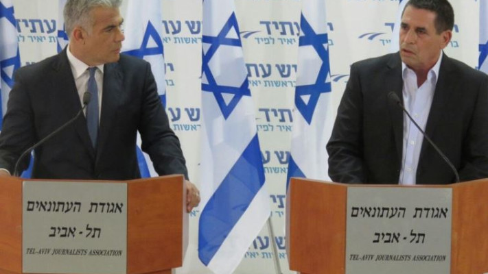 יואב סגלוביץ' ויאיר לפיד במסיבת העיתונאים