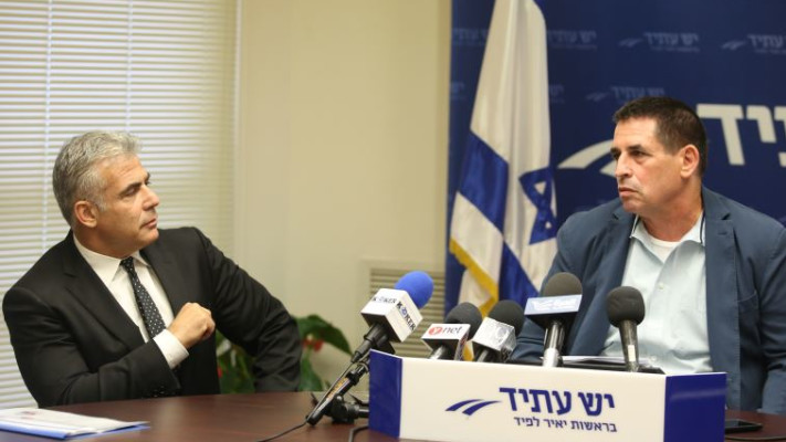 יואב סגלוביץ' ויאיר לפיד, צילום: מרק ישראל סלם