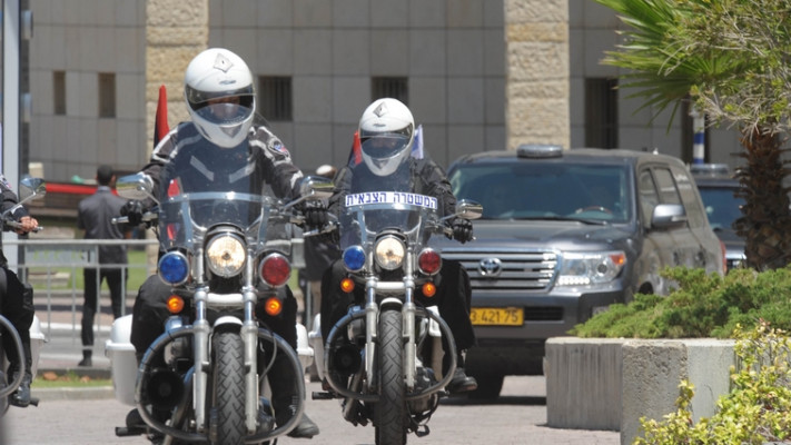 ליברמן נכנס לבסיס הקריה, היום. צילום: אבשלום ששוני