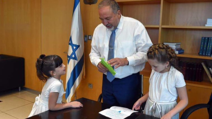 שלח מכתב התנצלות מראש לתושבי נוקדים. ליברמן עם נכדיו בלשכתו שר הביטחון. צילום: מתוך פייסבוק 