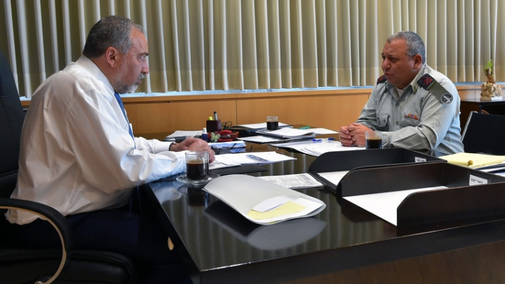 אכלו צהריים אחת לשבועיים־שלושה. ליברמן עם איזנקוט. צילום: אריאל חרמוני, משרד הביטחון