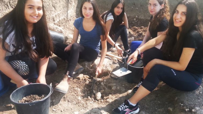 התלמידות שאיתרו את הממצא. &quot;אין כמו למצוא דרישת שלום מהעבר בידיים&quot;. צילום: דינה גורני, רשות העתיקות
