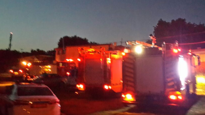 לוחמי האש בשריפה בקרית טבעון. צילום: כבאות מחוז חוף